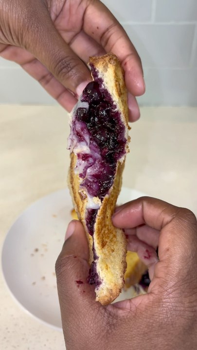 Blueberry grilled cheese #grilledcheese #easyre...