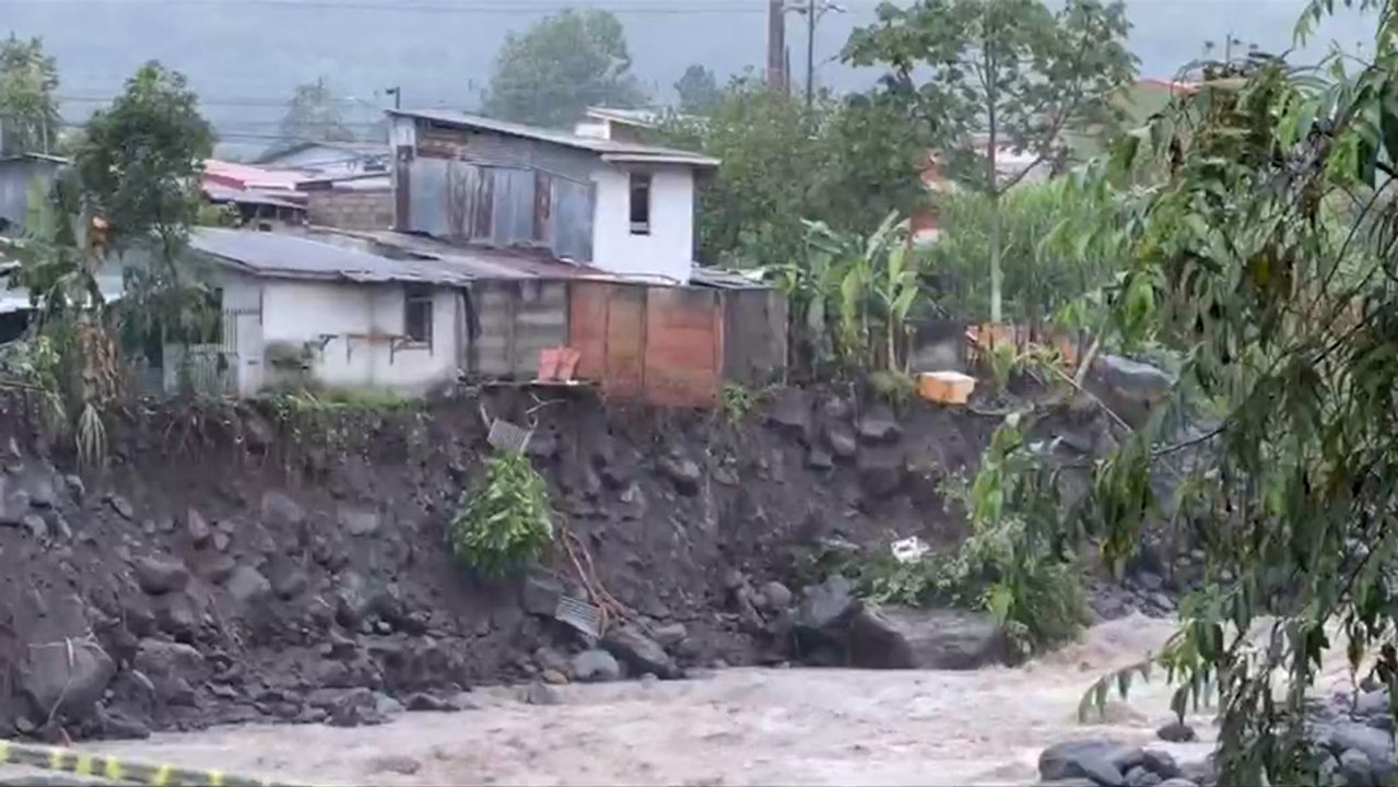 tn7-onda-tropical-32-provoca-caida-de-casas-y-d...