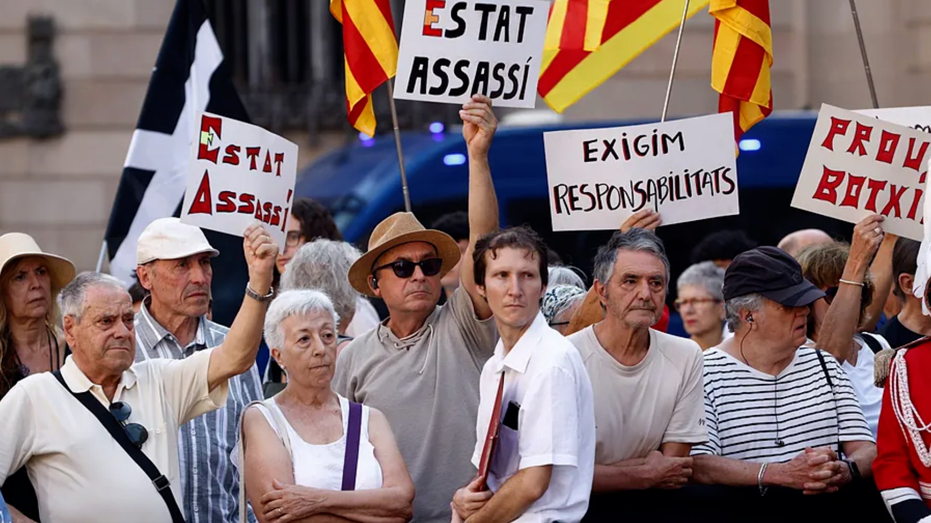 Un grupo independentista increpa a Vox tras un sentido acto de homenaje a las víctimas del 17-A en Barcelona