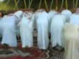 Des wahhabites faisant la priere dans plusieurs directions..