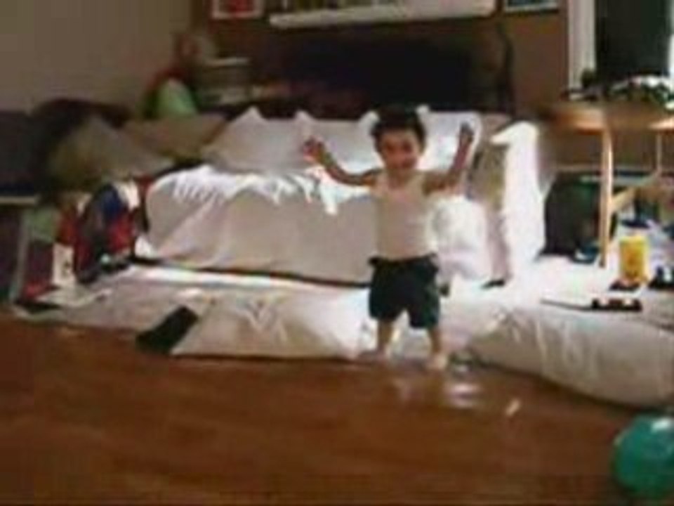 bébé danceur breakdance trop fort