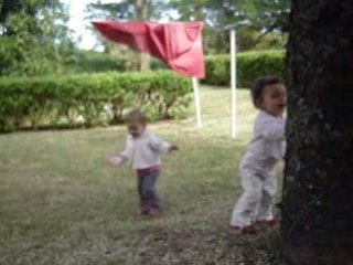 Elora et Léonie, dans le jardin !