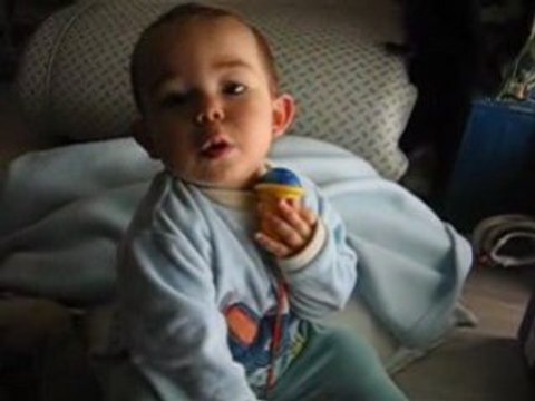 noa joue a etre au telephone