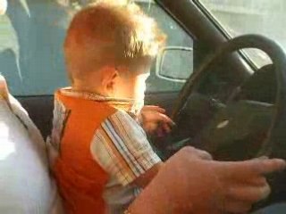 Lizandro ki conduit avec papa