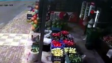 Kontrolden çıkan minibüs evin bahçesine uçtu! O anlar saniye saniye kamerada!