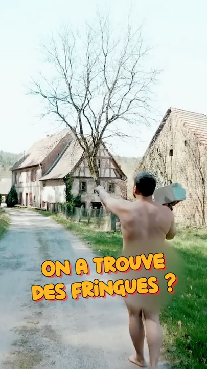2 gars nus avec un parpaing