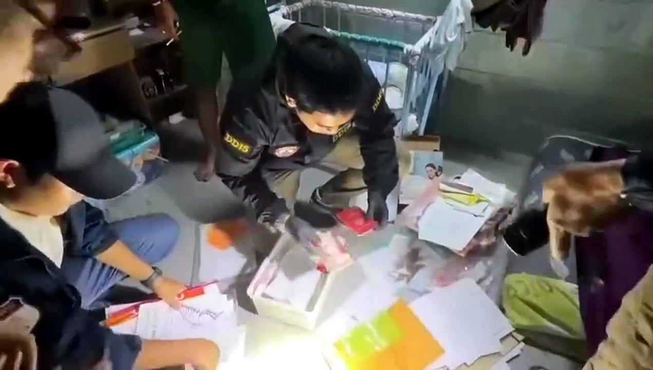 บุกแฟลตดินแดง! ทลายแก๊งสวมสิทธิ "บัตรชมพู" ซุกช...