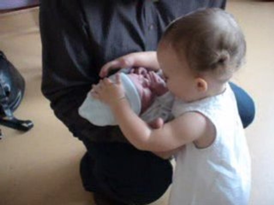 Mahina fait des bisous à Sorën
