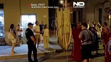 В итальянском городе несут через улицы гигантскую статую Девы Марии