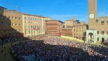 Siena, piazza del Campo stracolma per il Palio dell'Assunta