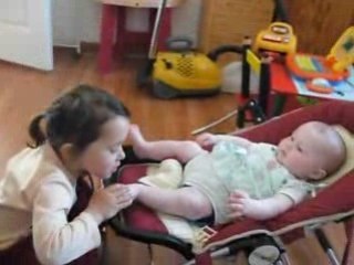 17.07.08 - Anna chatouille Emy
