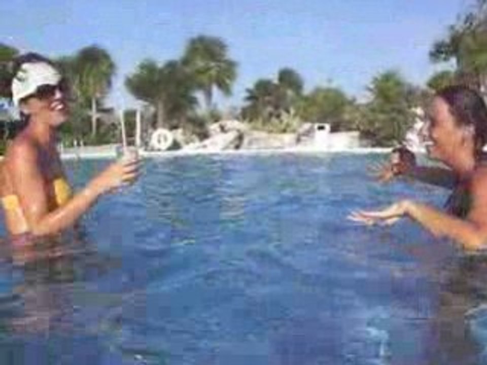 Bailando en la piscina del Grand Sirenis