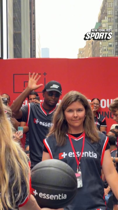 Knicks’ OG Anunoby surprises fans at the Essentia Supercharged Court in NYC.