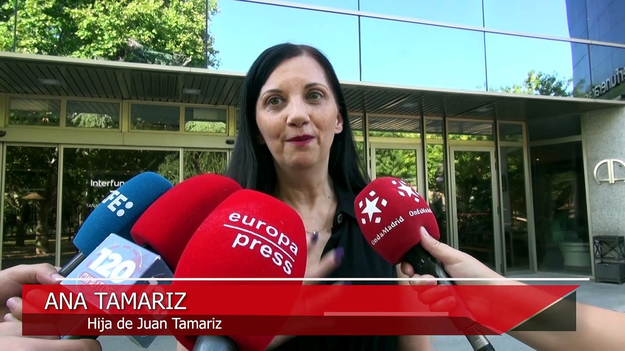 Familiares y amigos dan su último adiós a Juan...