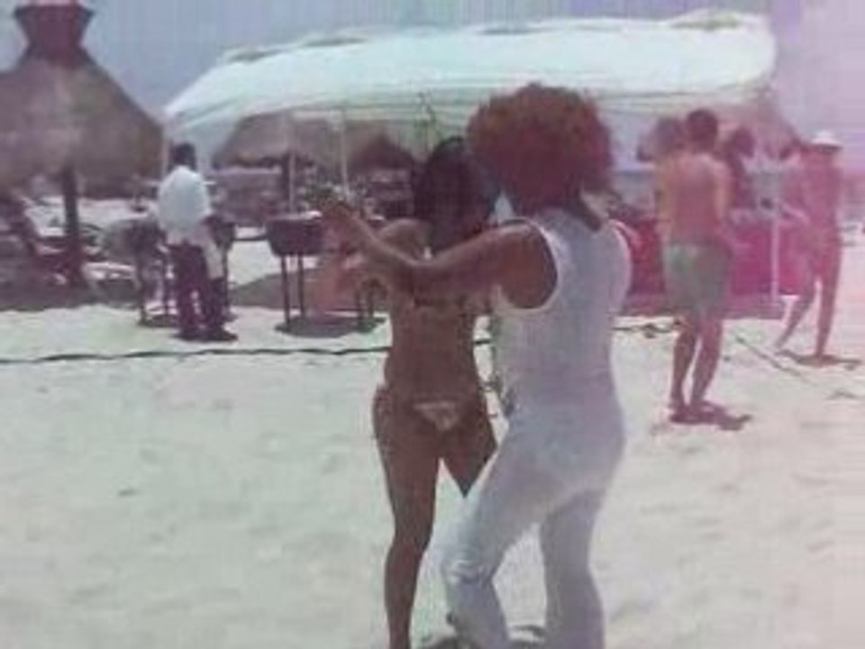 Brenda bailando con Carlitos