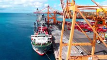 What are the 5 advantages and 5 disadvantages of globalization