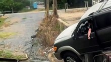 Un SUV en équilibre précaire bascule dans un fossé à Hattiesburg, conductrice blessée