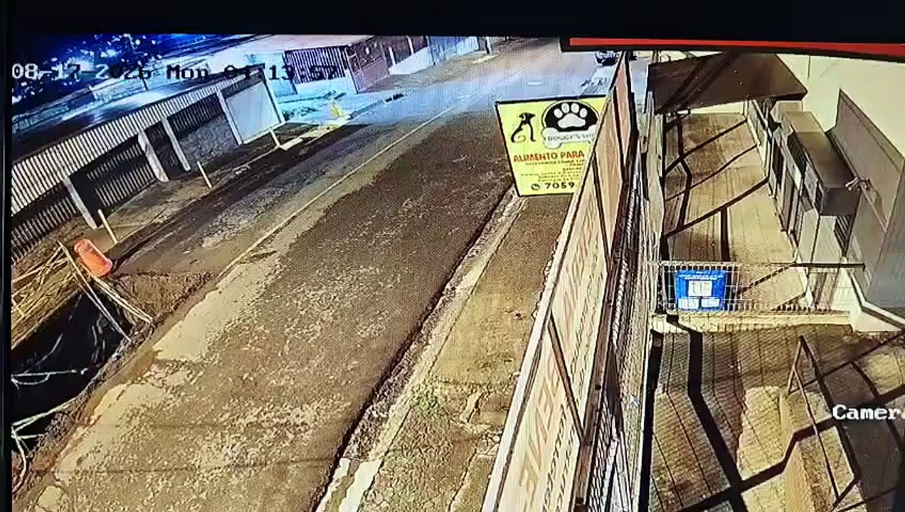 ext-video-muestra-cuando-taxi-cae-en-enorme-hue...