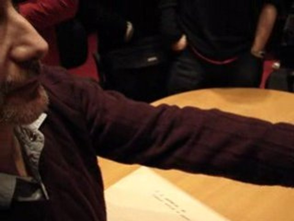 Antoine De Caunes signe des autographes