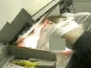 Segretaria che si autofotocopia