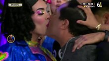 Gaby Mendoza se besa a todo el elenco de 'Es Show'