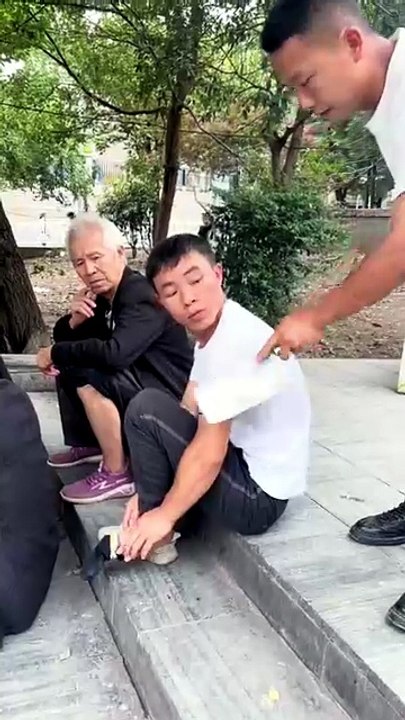 Funny stranger cut the shoe😭