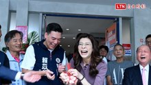 鄭麗文挺賴苡任！現身競辦開幕送「凍蒜」 籲勿忘從政是為了人民