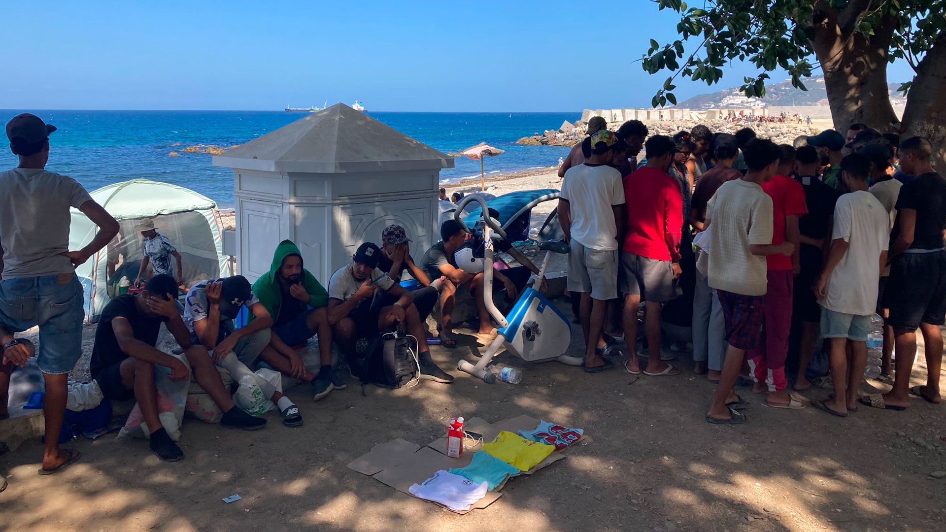 Cerca de 500 magrebíes vuelven a instalarse en la playa del Trampolín de Ceuta horas después de que la policía desalojara a otros 3.000