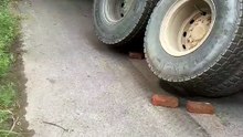 ¿Qué hacer si un camión empieza a rodar hacia atrás?