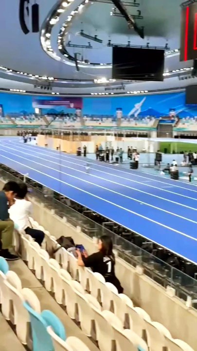 ​High-Speed Robot Sprint Ends in Epic Crash!  #Dailymotion #DailymotionViral #ViralVideo #TrendingNow #MustWatch