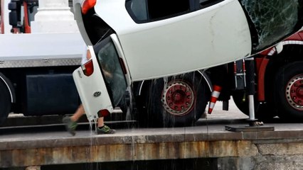 Auto in mare dopo la lite con la moglie, il video del recupero del mezzo
