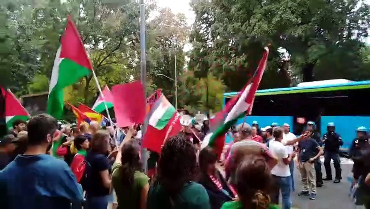 Manifestazione pro Pal a Bergamo prima di Atalanta-Hapoel Tel-Aviv