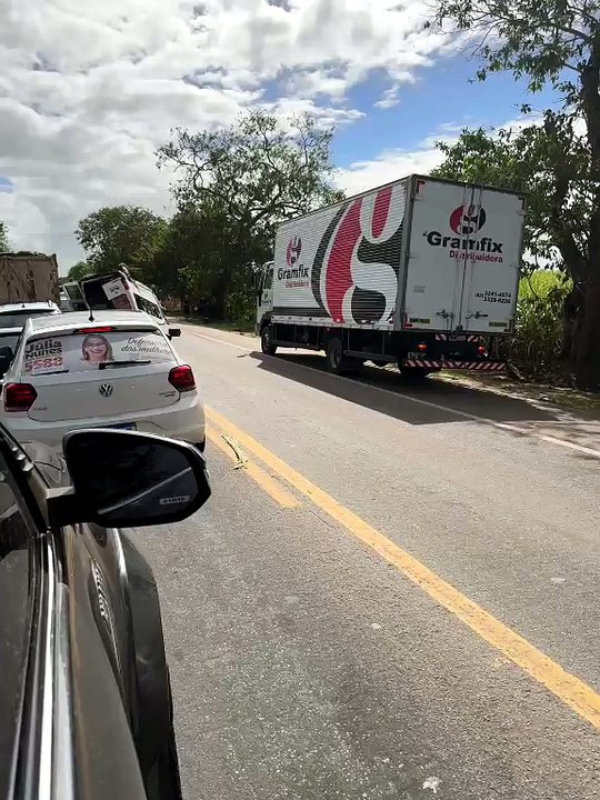 Acidente entre carro e van causa capotamento na...