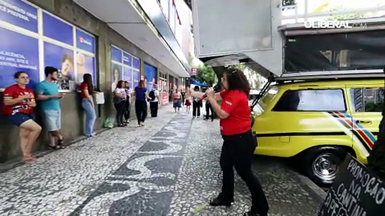 Bancários paralisam atividades e protestam em f...