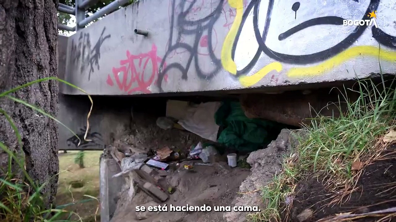 Video | Así es como viven tres personas en un cambuche de apenas un metro de alto en Bogotá