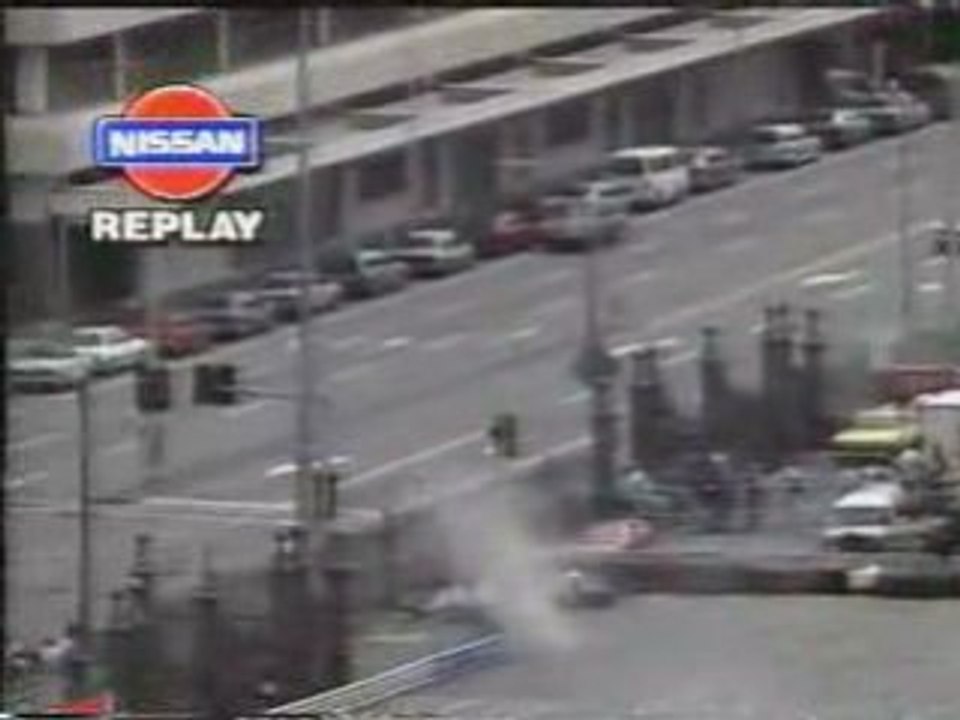 Amazing crash wheel comes off, gets huge air, onto street Vidéo