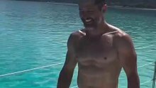 Rien de tel pour terminer la semaine en beauté. 🌊 Bixente Lizarazu, 56 ans, nous offre une évasion avec ce plongeon matinal dans une eau cristalline. On signe où pour le même réveil ? 🤩 📹 @bixentelizarazu #BixenteLizarazu #WeekendVibes #MondayMot