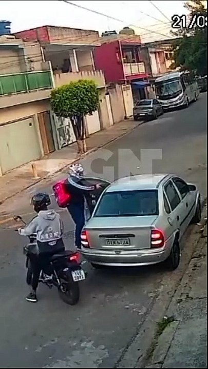 Motorista reage a assalto e dois assaltantes mo...