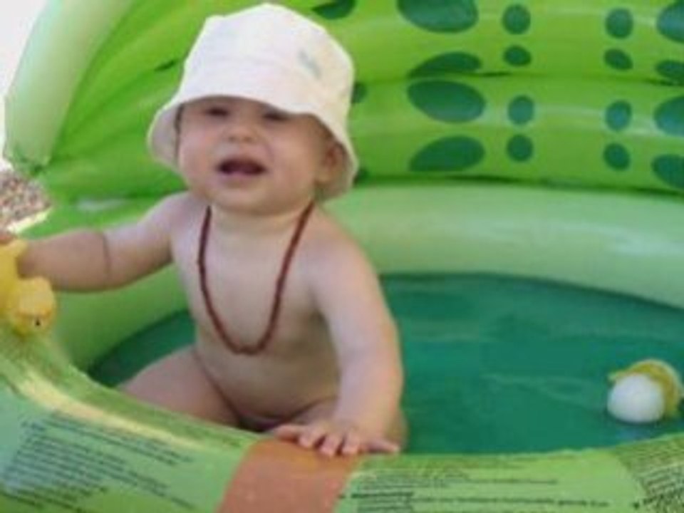 Maëlie et sa piscine Frog
