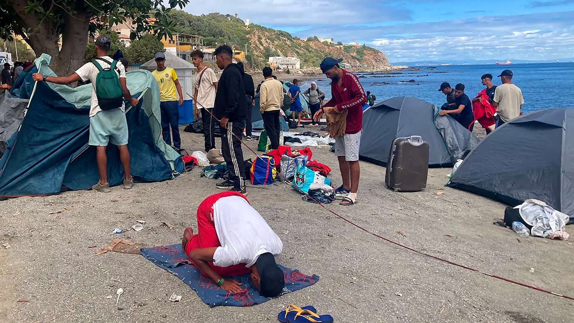 Como el ratón y el gato en Ceuta: la Policía vuelve a desalojar Trampolín y los migrantes vuelven a ocupar la playa