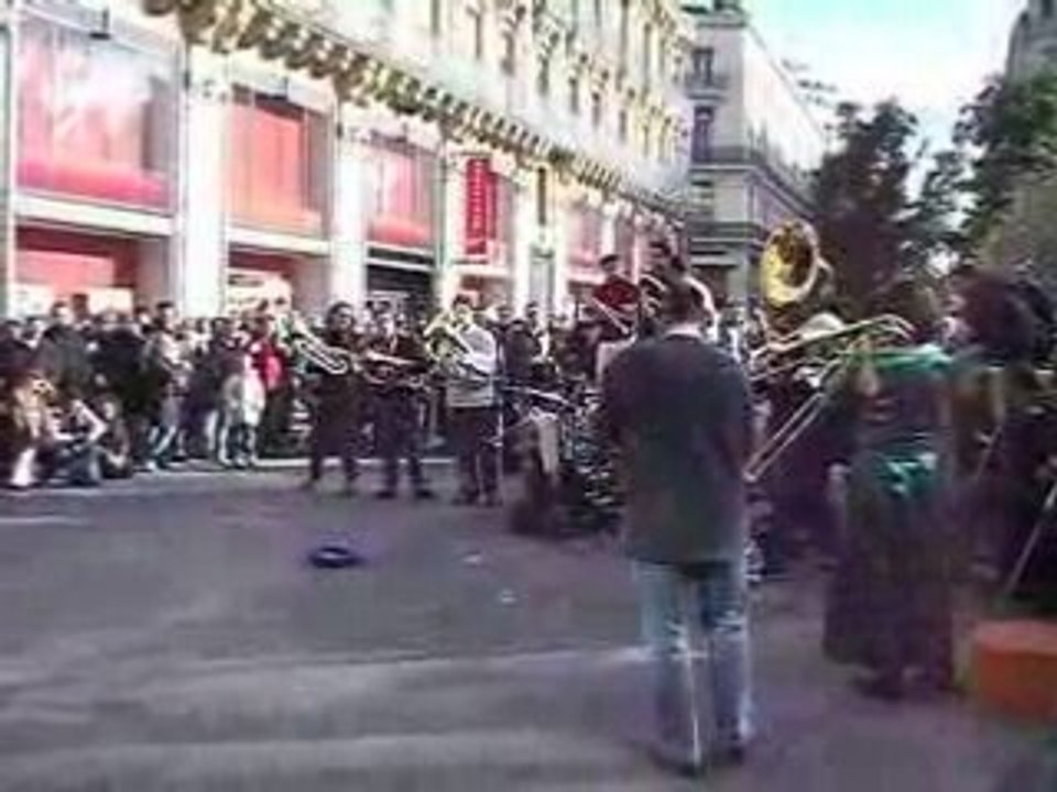 Concert de rue à Toulouse (Message in a Bottle Police)
