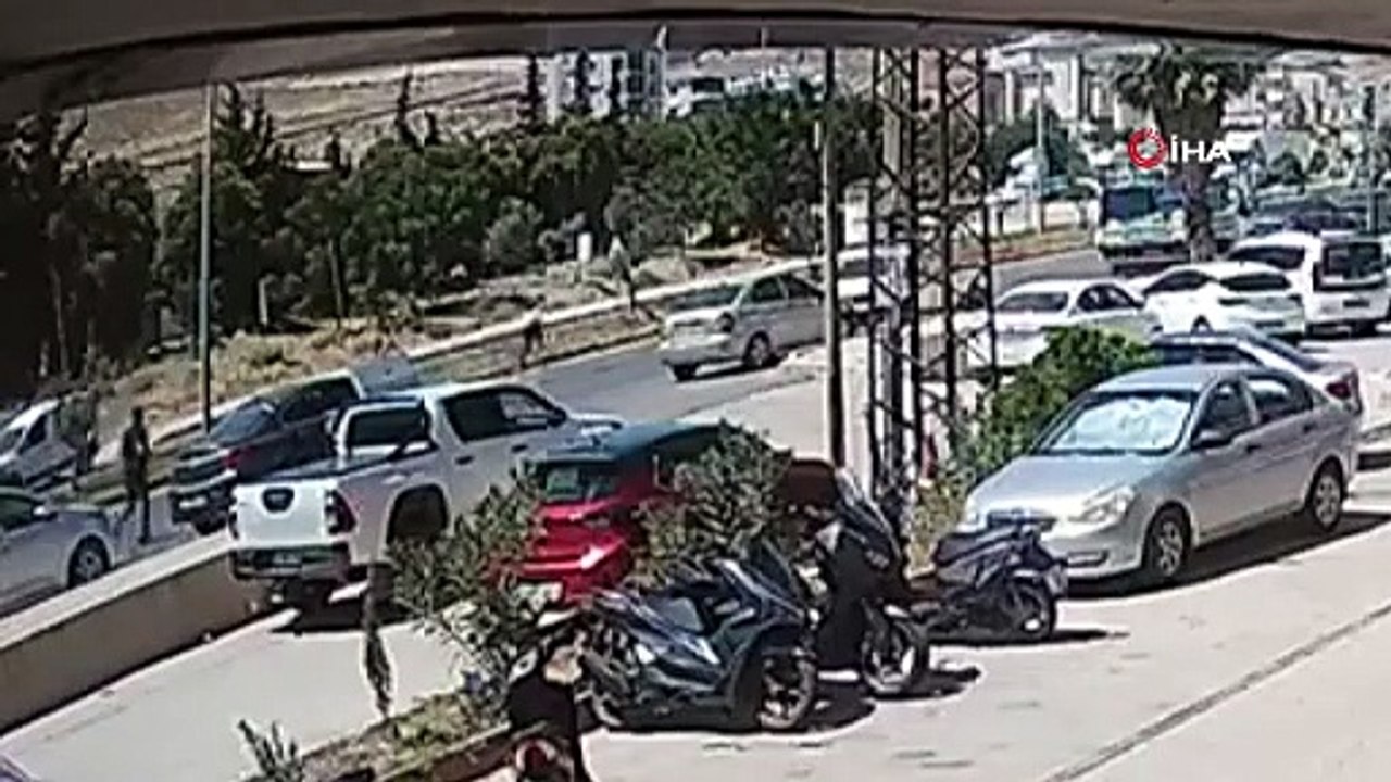 Korkunç kaza kamerada: Otomobilin çarptığı kadı...