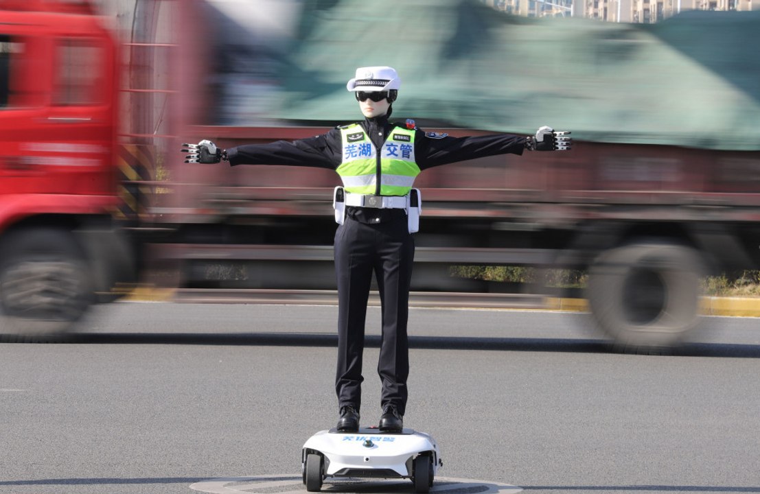 Robot cops put on traffic duty in Hangzhou, China