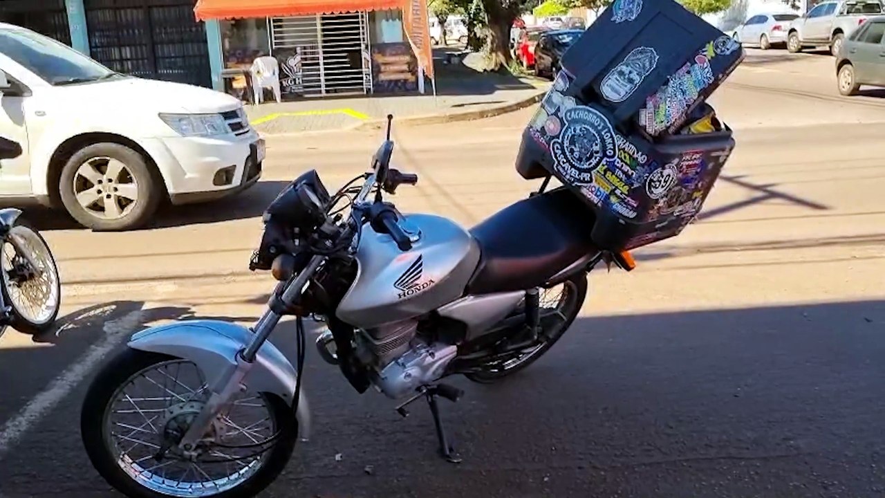 Motoboy fica ferido após acidente com carro uti...