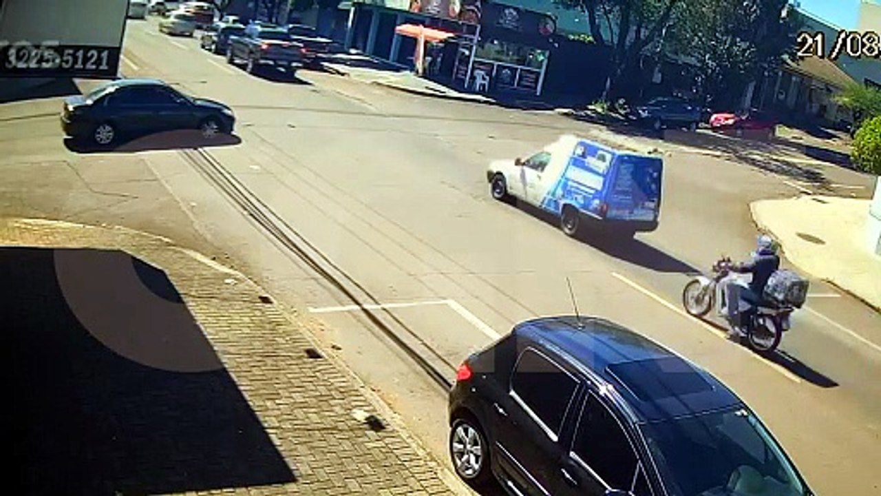 Câmeras flagram acidente em que motoboy ficou f...