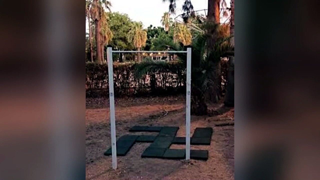 Sicilia, svastica con i tappetini fitness nella...
