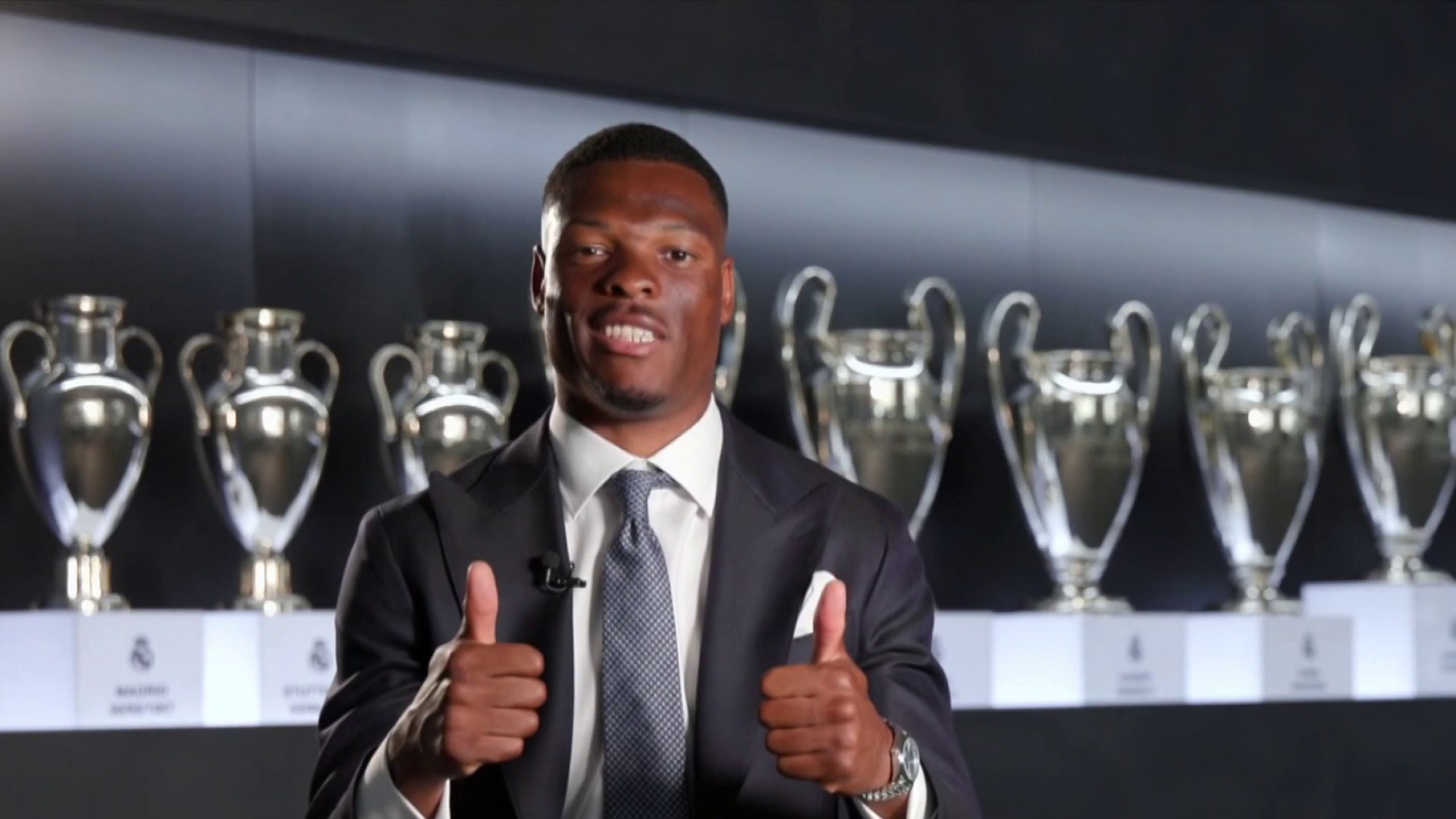 ريال مدريد يقدم لاعبه الجديد ‌دينزل دومفريس