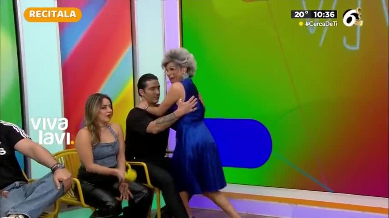 La Maestra Resurrección se pasa de coqueta en vivo