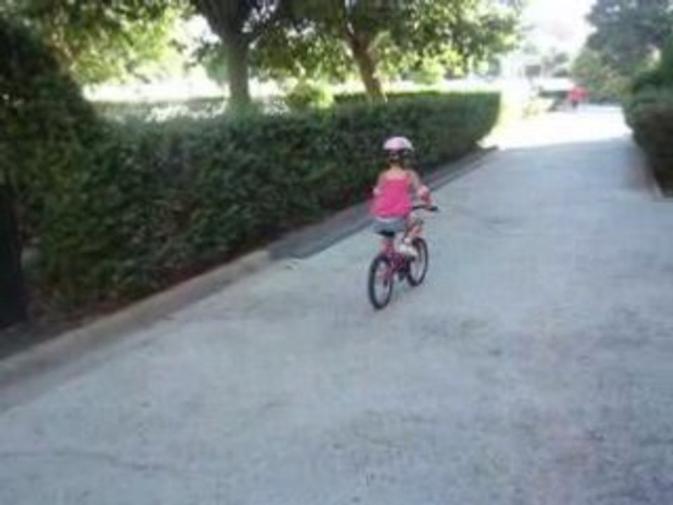 chloé et son nouveau vélo 2