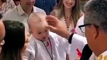 Bebê viraliza ao beijar mão de padre #funny #cristo #viral